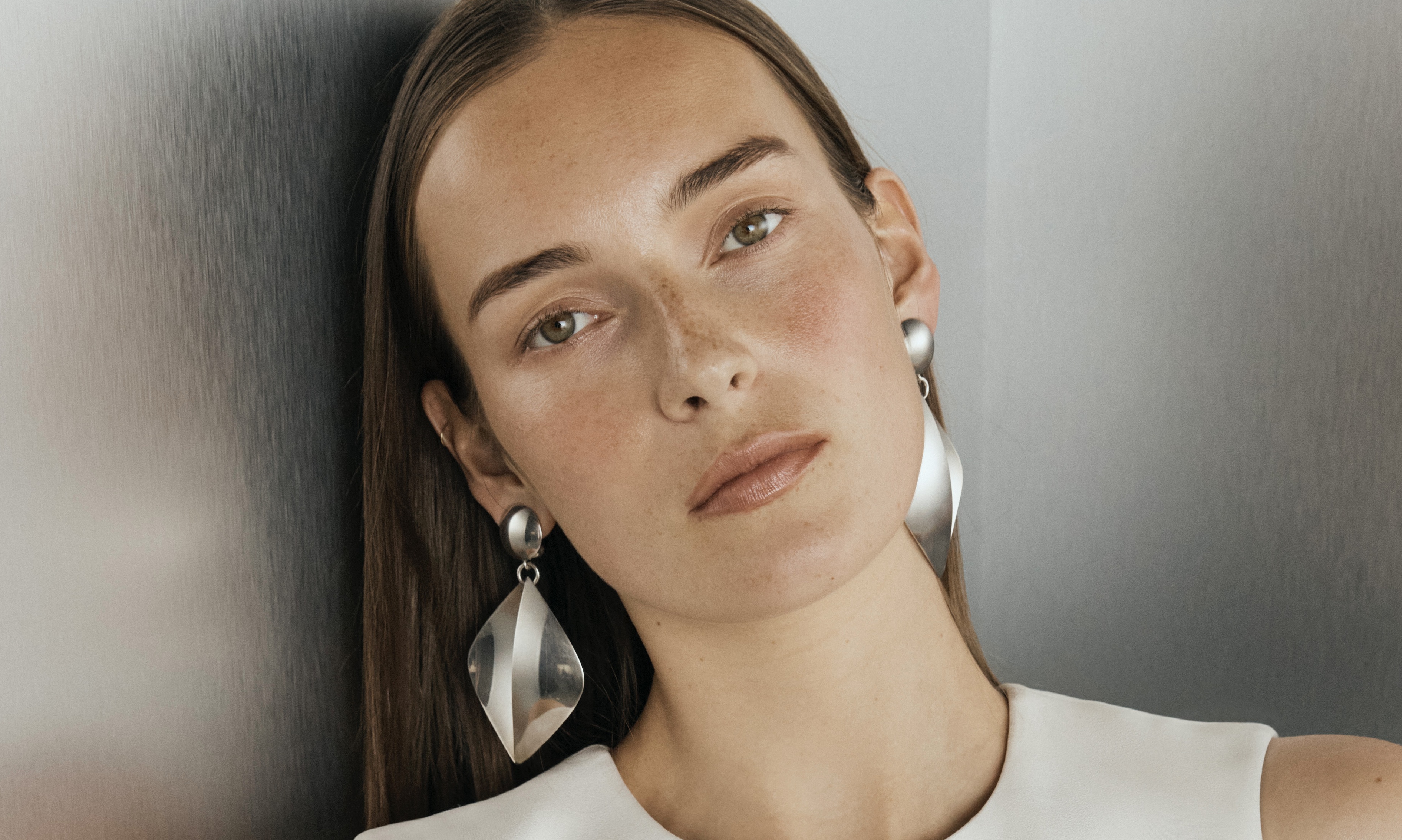 Discover the exquisite Regitz Overgaard Large Drop Earrings, designed for elegance and sophistication. Perfect for any occasion, these stunning earrings will elevate your style and bring a touch of luxury to your look.
